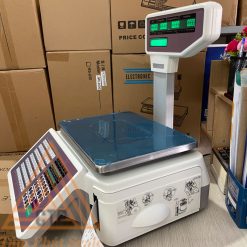 hướng tay phải từ ngoài nhìn vào cân