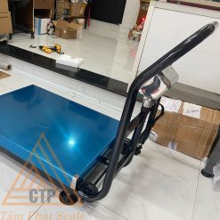 bánh xe giúp cân di chuyển dễ dàng